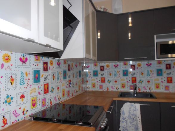 Стеновая панель фото: мультяшные марки, заказ #УТ-1536, Серая кухня.