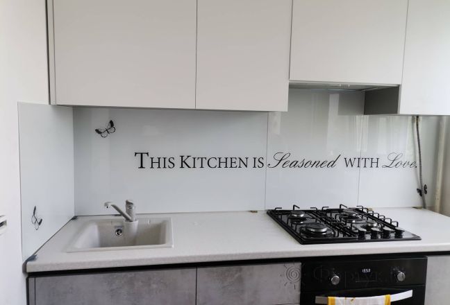 Стеновая панель фото: надпись на белом фоне, заказ #ИНУТ-13176, Серая кухня.
