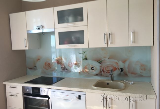 Фартук для кухни фото: нежно-розовые розы на белом фоне, заказ #КРУТ-625, Белая кухня. Изображение 198392