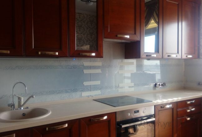 Фартук с фотопечатью фото: нежные узоры на бело-сером фоне, заказ #ИНУТ-1247, Коричневая кухня. Изображение 184356