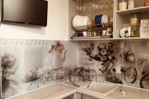 Фартук для кухни фото: нежный цветочный коллаж, заказ #КРУТ-1850, Белая кухня.