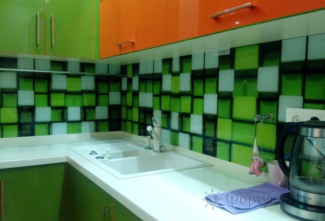 Скинали для кухни фото: объемные белые и зеленые кубики, заказ #ИНУТ-171, Зеленая кухня. Изображение 110422