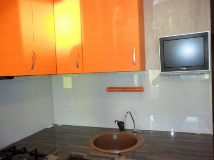 Фартук стекло фото: однотонно белый цвет, заказ #SN-293, Оранжевая кухня.