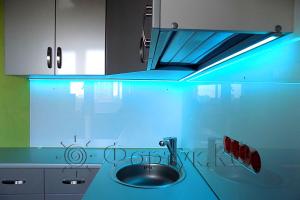 Стеновая панель фото: однотонный фартук с подсветкой, заказ #УТ-590, Серая кухня.