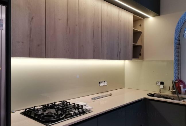 Стеновая панель фото: однотонный цвет, заказ #ИНУТ-8173, Серая кухня.