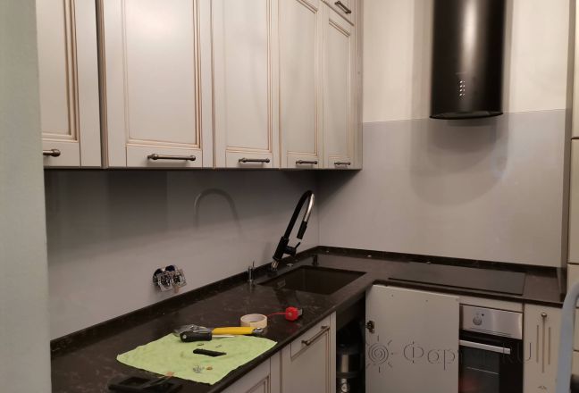 Стеновая панель фото: однотонный цвет, заказ #ИНУТ-9244, Серая кухня.