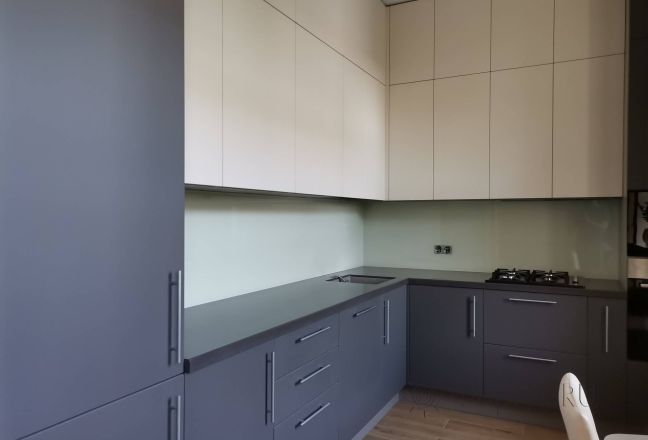 Стеновая панель фото: однотонный цвет, заказ #ИНУТ-9832, Серая кухня.