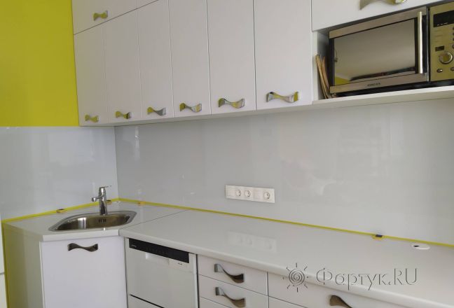 Фартук для кухни фото: однотонный цвет, заказ #ИНУТ-10061, Белая кухня.