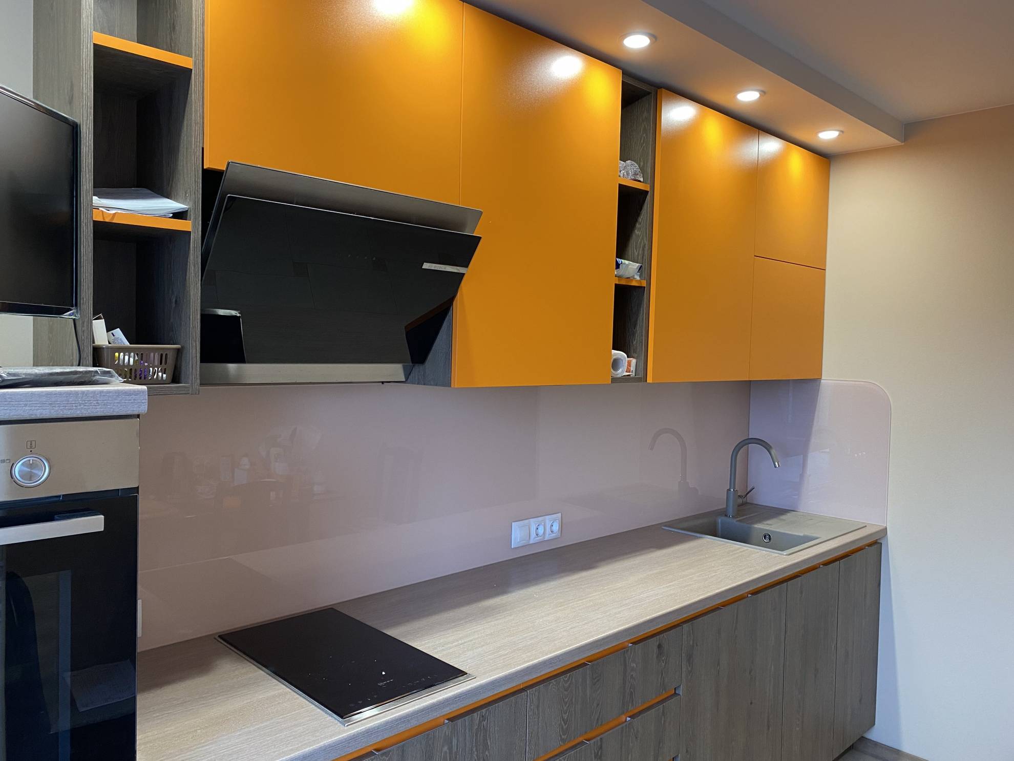 Фартук стекло фото: однотонный цвет, заказ #КРУТ-2465, Оранжевая кухня.