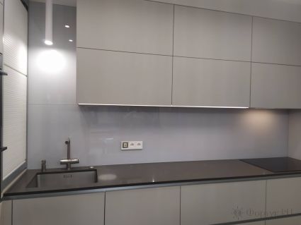 Стеновая панель фото: однотонный цвет, заказ #ИНУТ-10849, Серая кухня.