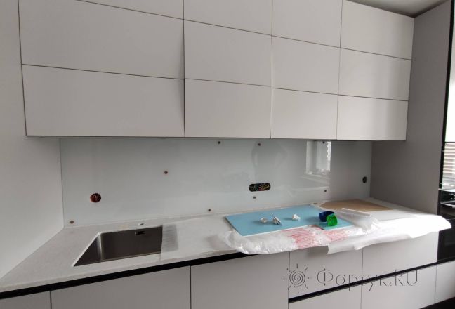 Фартук для кухни фото: однотонный цвет, заказ #КРУТ-3150, Белая кухня.