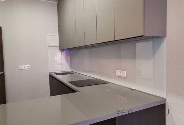 Стеновая панель фото: однотонный цвет, заказ #ИНУТ-13121, Серая кухня.
