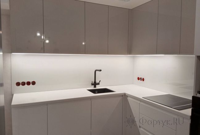 Фартук для кухни фото: однотонный цвет, заказ #КРУТ-3657, Белая кухня.