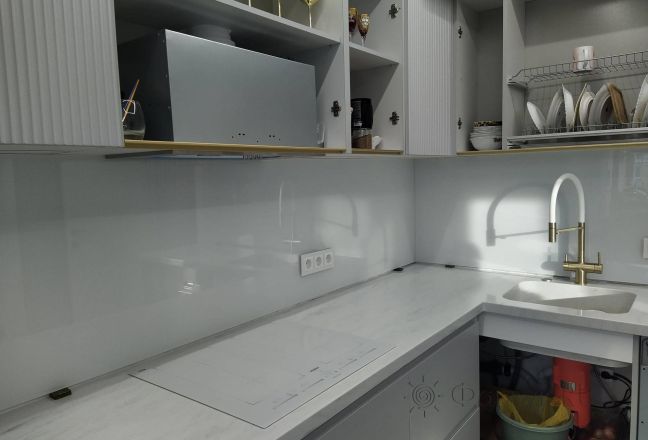Фартук для кухни фото: однотонный цвет, заказ #ИНУТ-17100, Белая кухня.