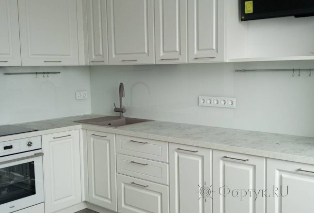 Фартук для кухни фото: однотонный цвет, заказ #ГОУТ-89, Белая кухня.