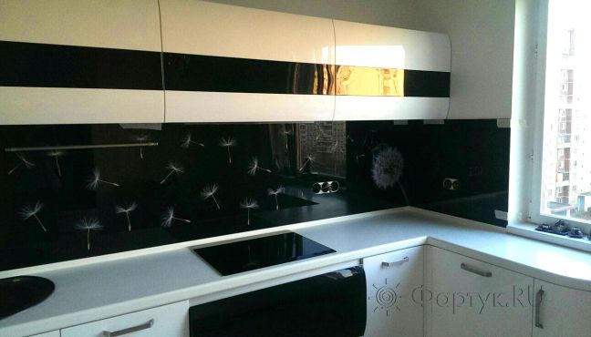 Фартук для кухни фото: одуванчики на черном фоне., заказ #S-802, Белая кухня.