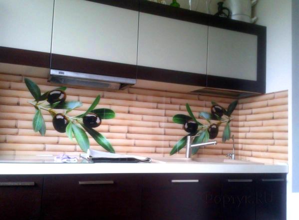 Фартук с фотопечатью фото: оливковые ветви на бамбуковом фоне, заказ #SK-516, Коричневая кухня.