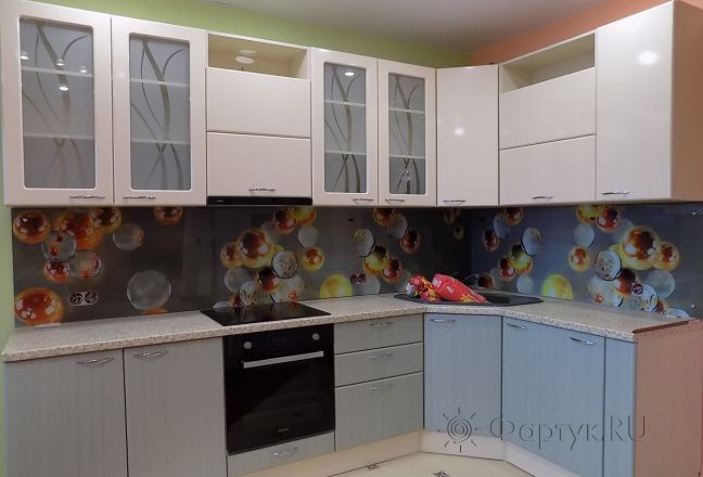 Фартук для кухни фото: оранжевые шары на сером фоне, заказ #УТ-639, Белая кухня. Изображение 110408