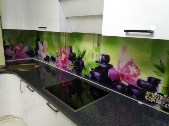 Фартук для кухни фото: орхидеи и камни, заказ #ИНУТ-293, Белая кухня.