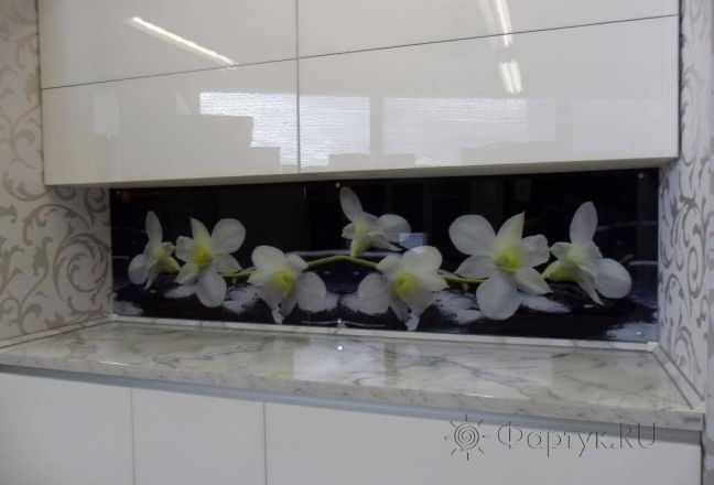 Фартук для кухни фото: орхидеи на черных камнях, заказ #SN-25, Белая кухня. Изображение 113014