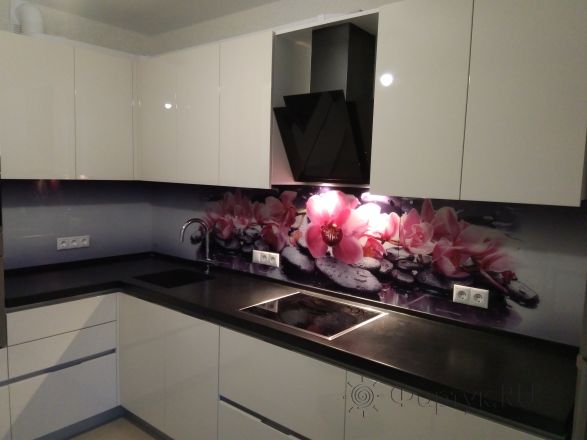 Фартук для кухни фото: орхидеи на камнях, заказ #ИНУТ-345, Белая кухня.