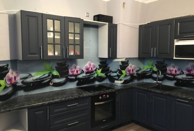 Стеновая панель фото: орхидеи на камнях, заказ #КРУТ-2390, Серая кухня. Изображение 205232