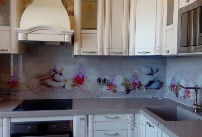 Фартук для кухни фото: орхидеи на печке, заказ #ИНУТ-935, Белая кухня. Изображение 111308