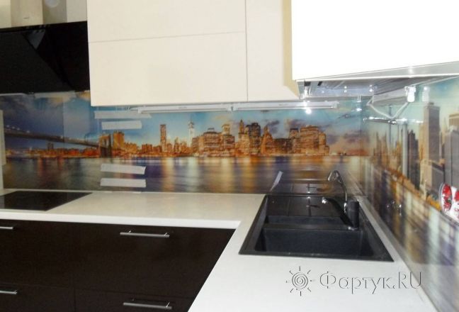Фартук с фотопечатью фото: панорама города, огни отражающиеся в воде., заказ #S-1197, Коричневая кухня.