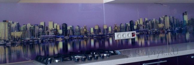 Фартук фото: панорама города, отражающаяся в воде., заказ #НК-1010, Фиолетовая кухня.