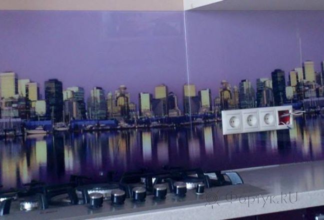 Фартук фото: панорама города, отражающаяся в воде., заказ #НК-1010, Фиолетовая кухня. Изображение 110898