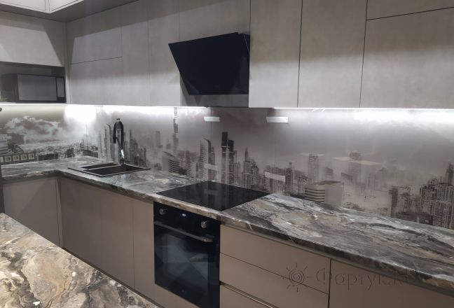 Стеновая панель фото: панорамный вид серого города, заказ #ИНУТ-14214, Серая кухня. Изображение 299656