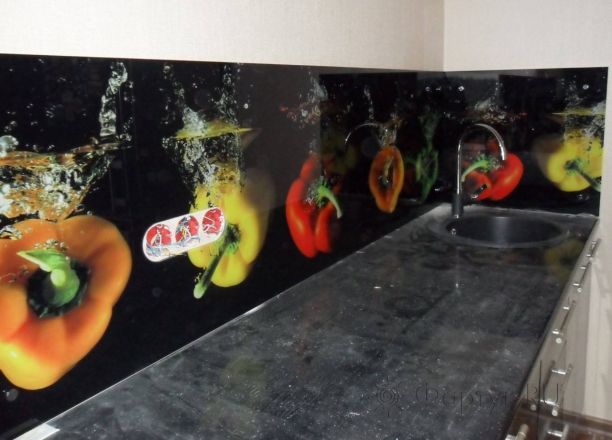 Стеновая панель фото: перцы в воде на черном фоне., заказ #УТ-104, Серая кухня.