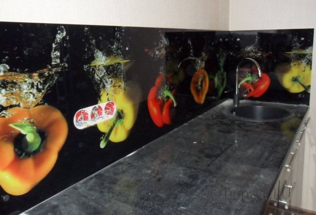 Стеновая панель фото: перцы в воде на черном фоне., заказ #УТ-104, Серая кухня. Изображение 112122