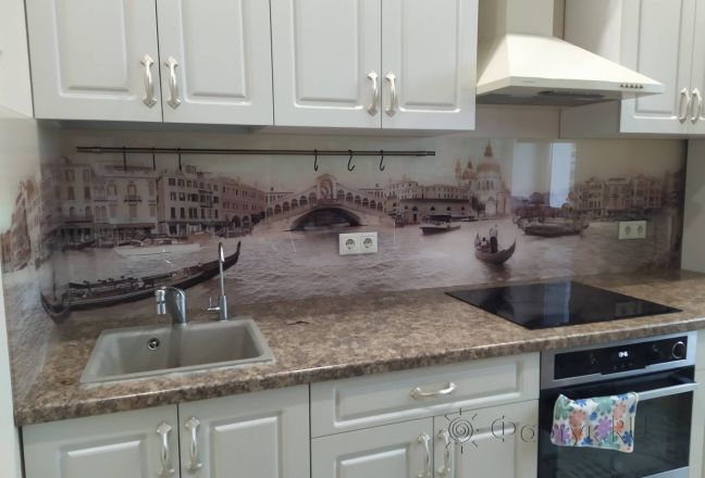 Фартук для кухни фото: пейзаж города на воде, заказ #ИНУТ-10899, Белая кухня. Изображение 334792