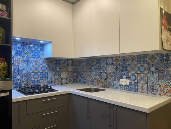 Стеновая панель фото: плитка с марокканским узором, заказ #КРУТ-2828, Серая кухня.