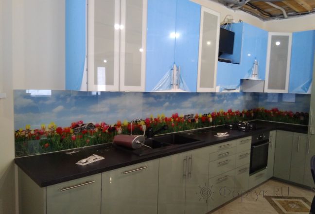 Стеновая панель фото: поле с тюльпанами и голубое небо, заказ #ИНУТ-655, Серая кухня.