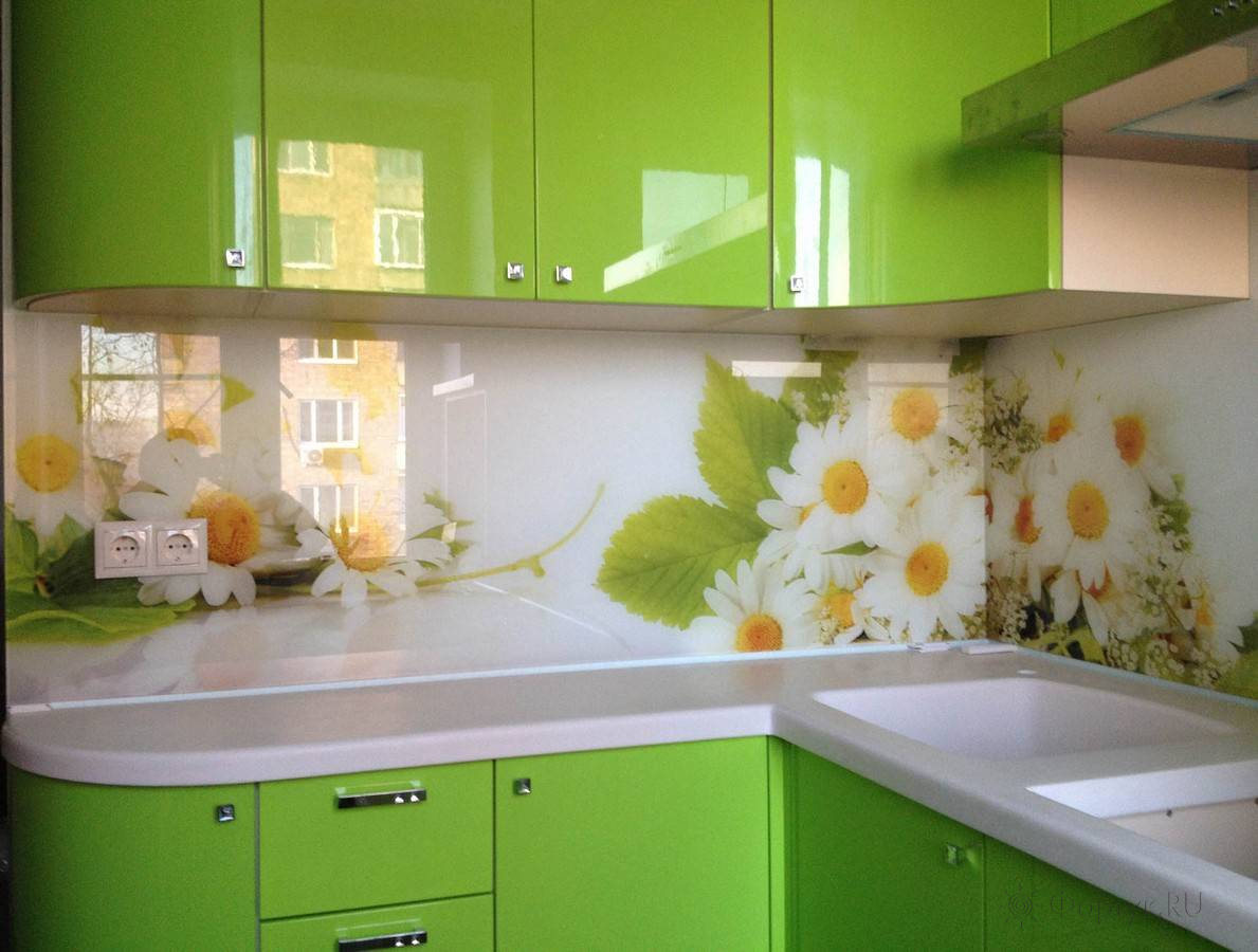Кухонные стеклянные фартуки в салатовых тонах
