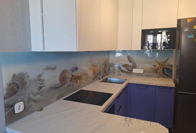 Стеклянная фото панель: ракушки с жемчугом на песчаном берегу, заказ #ГОУТ-15, Синяя кухня. Изображение 204386