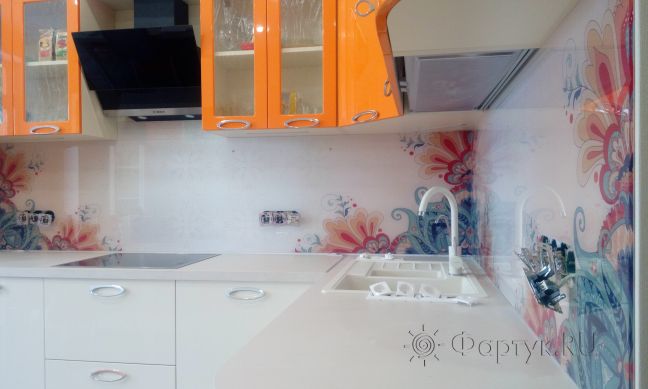Фартук стекло фото: разноцветные узоры на белом фоне, заказ #ИНУТ-864, Оранжевая кухня.