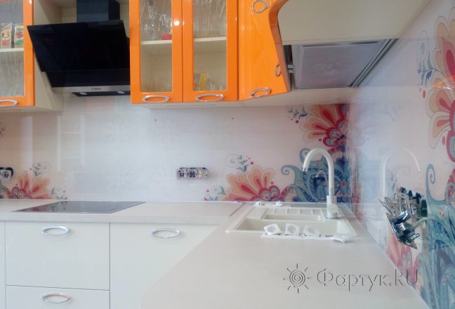 Фартук стекло фото: разноцветные узоры на белом фоне, заказ #ИНУТ-864, Оранжевая кухня. Изображение 183852