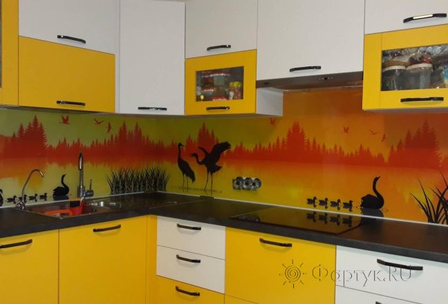 Скинали для кухни фото: рисованное озеро в закате, заказ #ИНУТ-2882, Желтая кухня. Изображение 132198