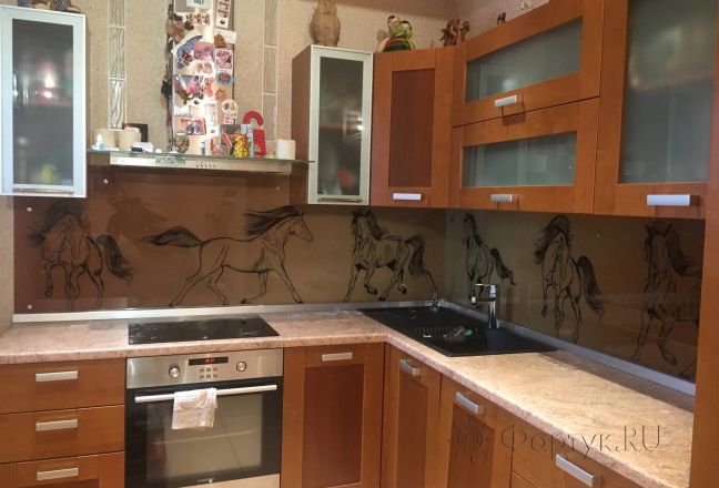 Фартук с фотопечатью фото: рисованные лошади, заказ #КРУТ-2156, Коричневая кухня. Изображение 112450