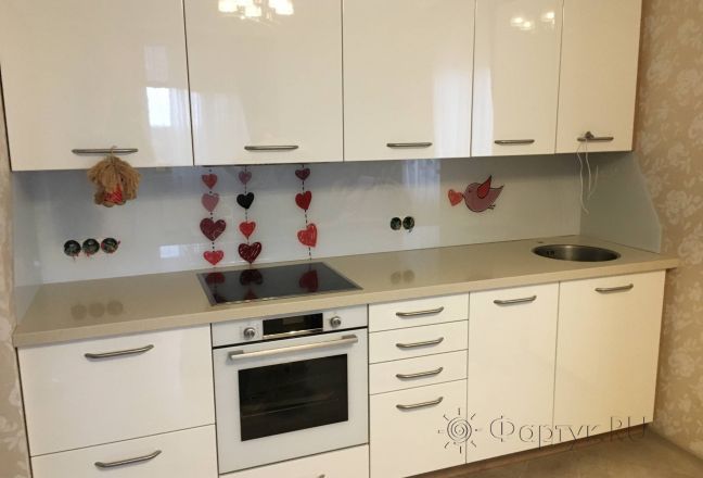 Фартук для кухни фото: рисованные сердечки и птица, заказ #КРУТ-2301, Белая кухня. Изображение 245236