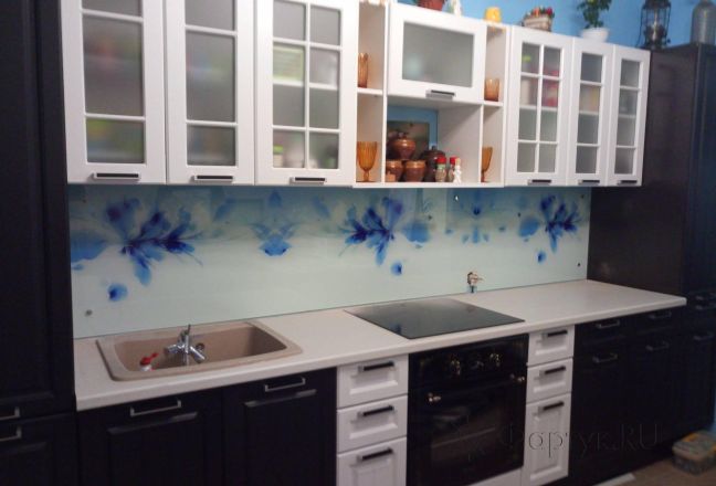 Скинали фото: рисованный голубые цветы, заказ #ИНУТ-4565, Черная кухня. Изображение 235256
