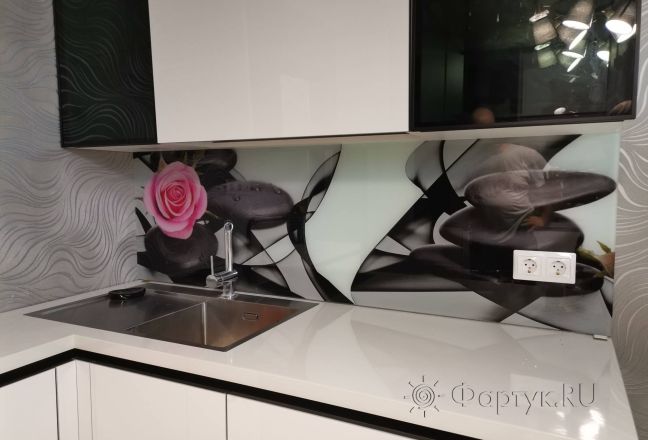 Фартук для кухни фото: розовые розы на камнях, заказ #ИНУТ-13422, Белая кухня. Изображение 247392