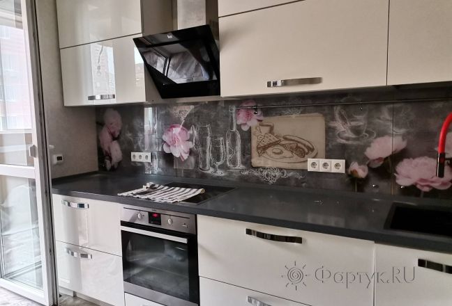 Фартук для кухни фото: розовые цветы и фужеры на сером фоне, заказ #ИНУТ-10002, Белая кухня.