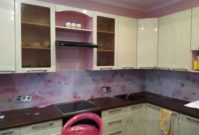 Фартук для кухни фото: розовые цветы на розовом фоне, заказ #ИНУТ-750, Белая кухня. Изображение 208496