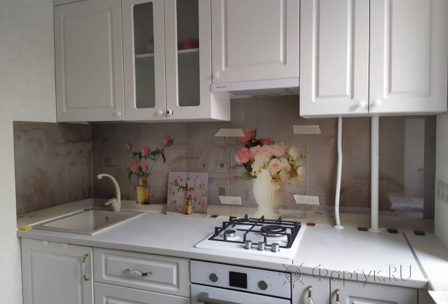 Фартук для кухни фото: розы в вазах на фоне стены с иллюстрациями, заказ #ИНУТ-10664, Белая кухня. Изображение 197374