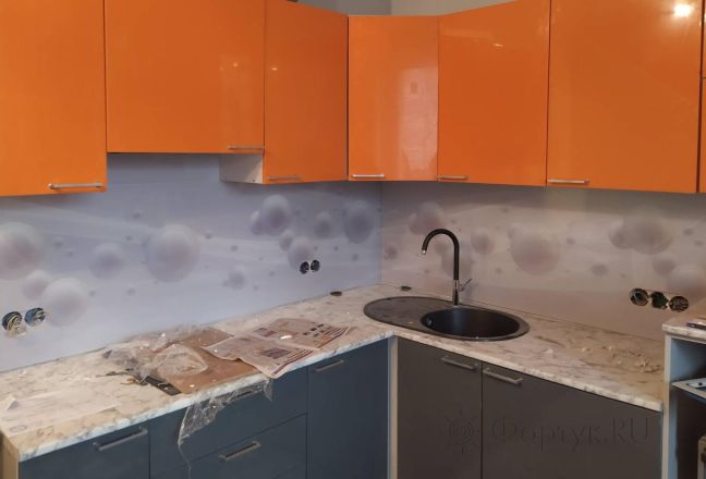Фартук стекло фото: серо- белые круги и волны, заказ #ИНУТ-13504, Оранжевая кухня. Изображение 247140