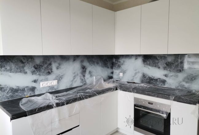 Фартук для кухни фото: серый мрамор текстура, заказ #ИНУТ-10067, Белая кухня. Изображение 321920